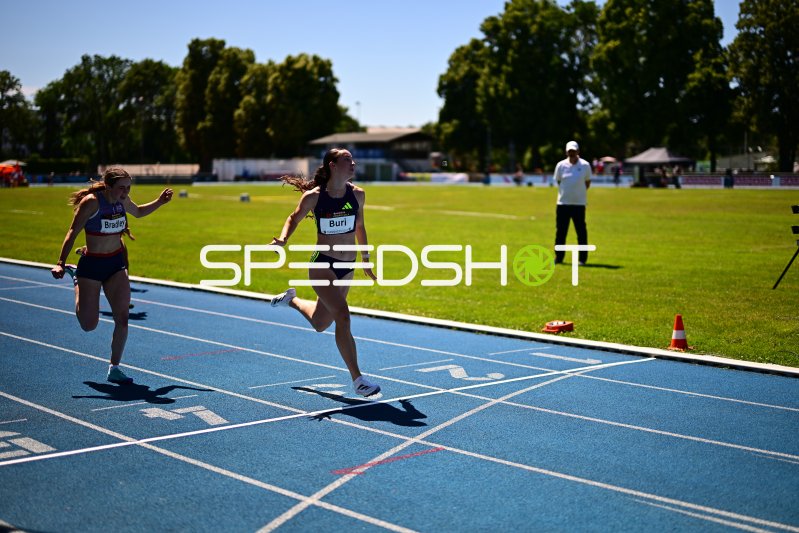 Xenia Buri (#310) und Lily Bradley (#181) im 100m-Sprint in Mannheim