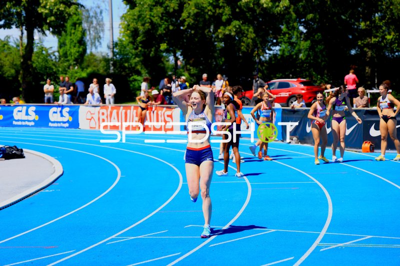 Lily Bradley (#181) jubelt nach dem Zieleinlauf im Michael-Hoffmann-Stadion Mannheim
