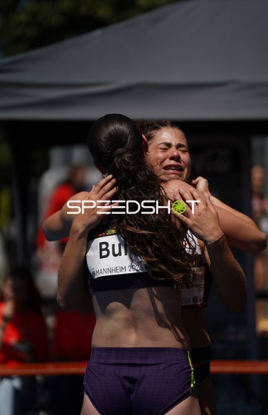 Emotionale Umarmung zweier Athletinnen bei Leichtathletik-Wettkampf in Mannheim