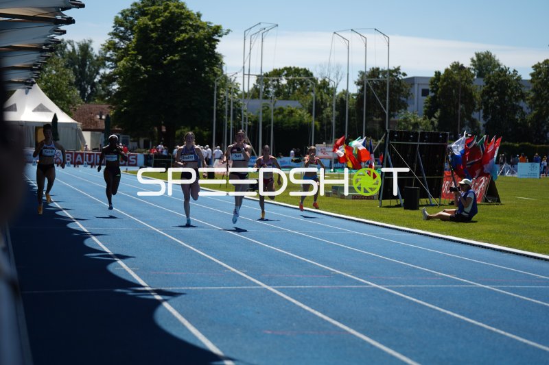 Lily Bradley (#181) und Xenia Buri (#310) im 100m-Sprint in Mannheim