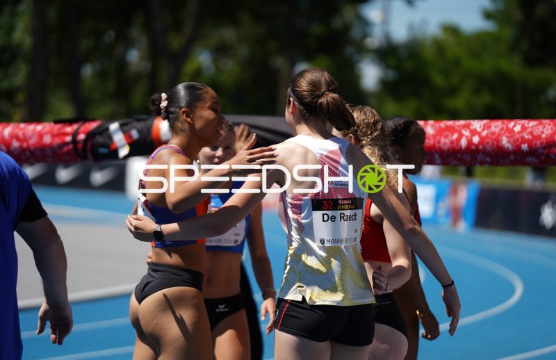 Jana De Raedt (#99) und Athletinnen nach dem Wettkampf in Mannheim