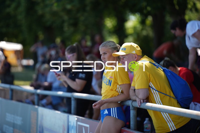 Schwedische Athletin und Betreuer am Rand beim Leichtathletik-Meeting in Mannheim