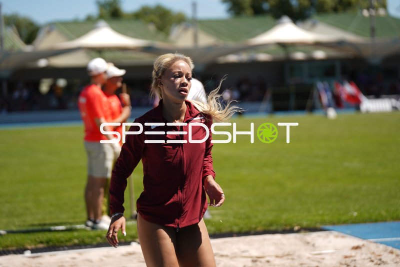 Athletin im Weitsprung-Sandkasten beim Leichtathletik-Meeting in Mannheim