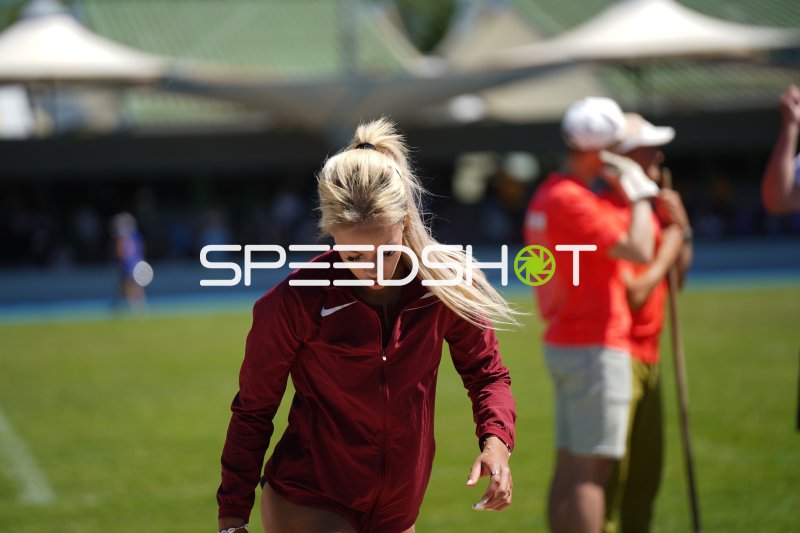 Athletin beim Aufwärmen im Michael-Hoffmann-Stadion Mannheim