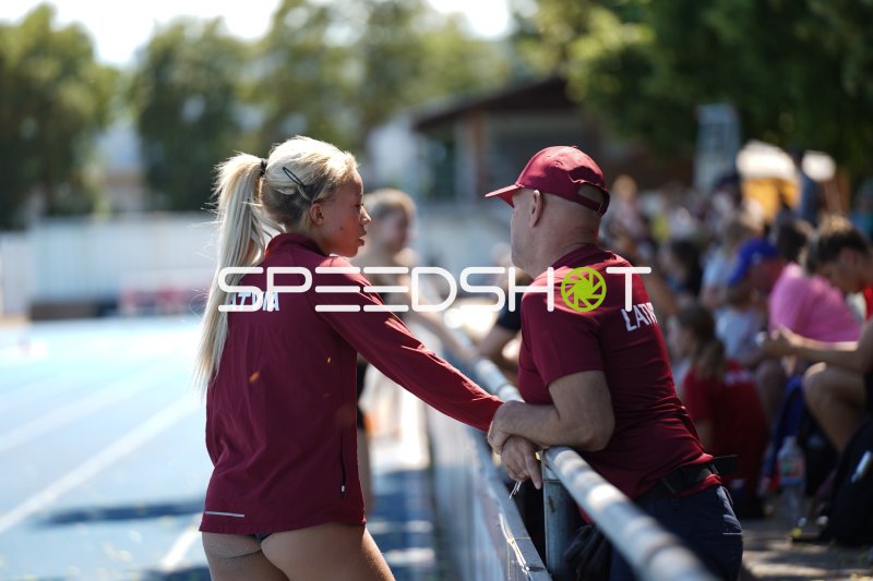 Lettische Athletin im Gespräch mit Trainer am Stadionrand in Mannheim