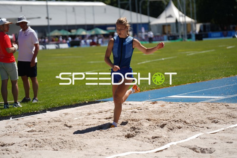 Athletin beim Weitsprung im Sandkasten im Michael-Hoffmann-Stadion Mannheim