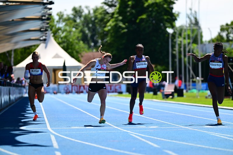 Sophie Ritter und Lore Foesters im Zielsprint beim 100m-Lauf in Mannheim