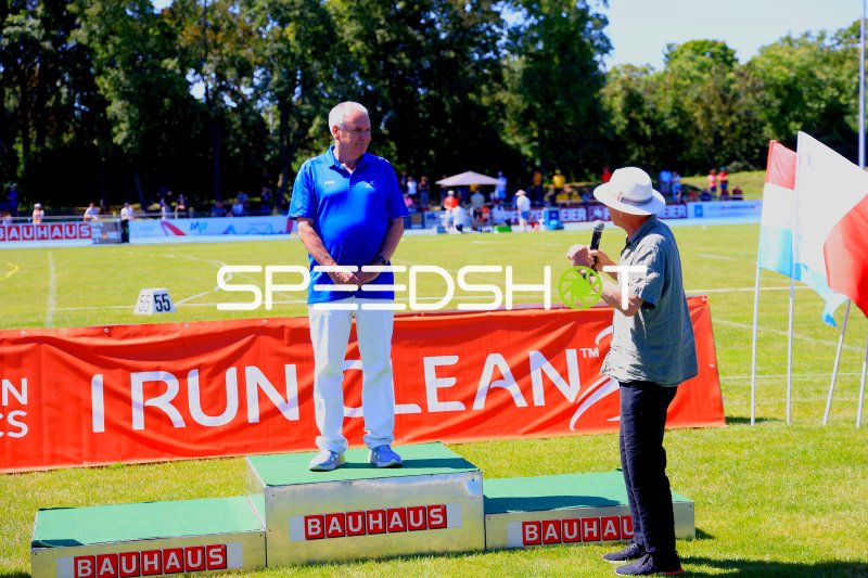 Siegerehrung im Michael-Hoffmann-Stadion Mannheim mit Moderator und Geehrtem