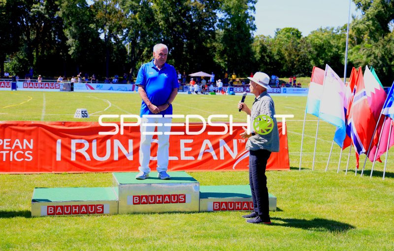 Siegerehrung mit Interview auf dem Podium im Michael-Hoffmann-Stadion Mannheim