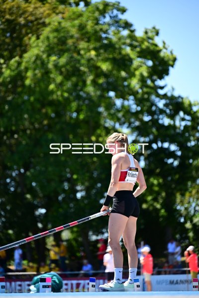 Anjuli Knäsche beim Stabhochsprung im Michael-Hoffmann-Stadion Mannheim
