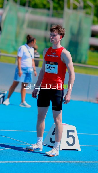 Dennis Beyer (#70) vor dem Start beim 400m-Lauf in Mannheim