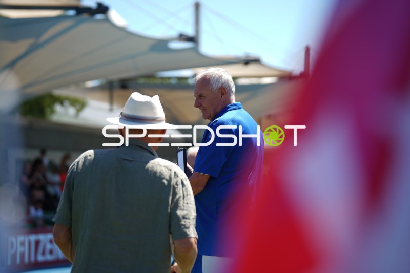 Zwei Personen im Gespräch beim Leichtathletik-Meeting in Mannheim