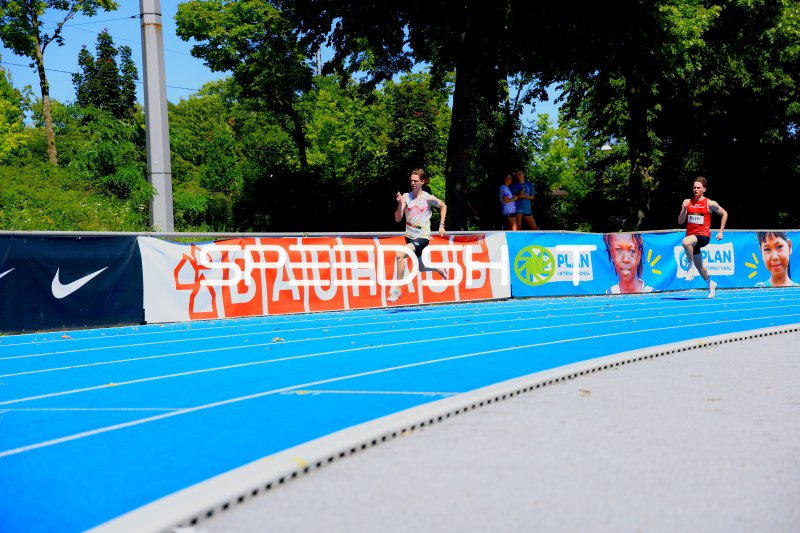 Läufer beim 800m-Rennen im Michael-Hoffmann-Stadion Mannheim