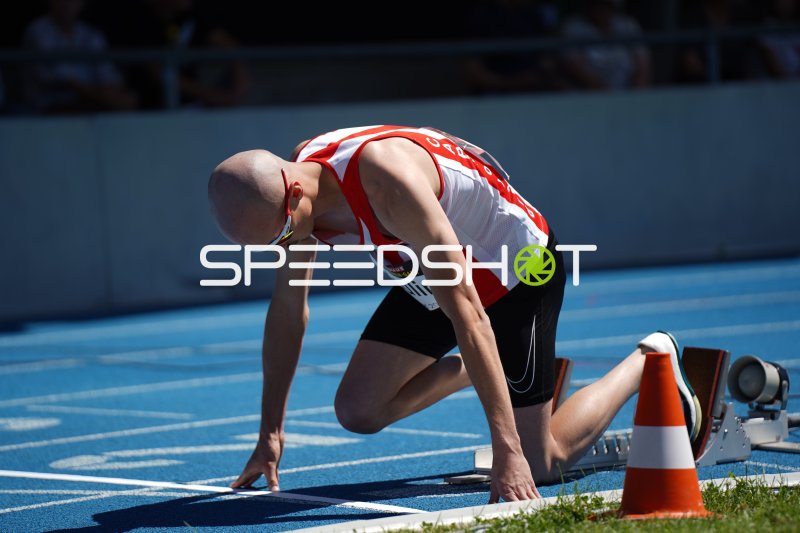 Athlet in den Startblöcken beim Sprint im Michael-Hoffmann-Stadion Mannheim
