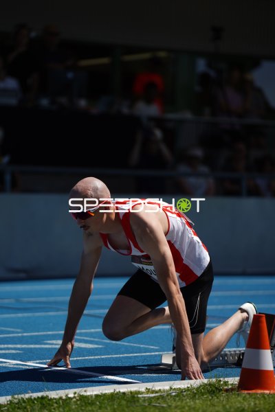 Athlet in den Startblöcken beim Sprint im Michael-Hoffmann-Stadion Mannheim
