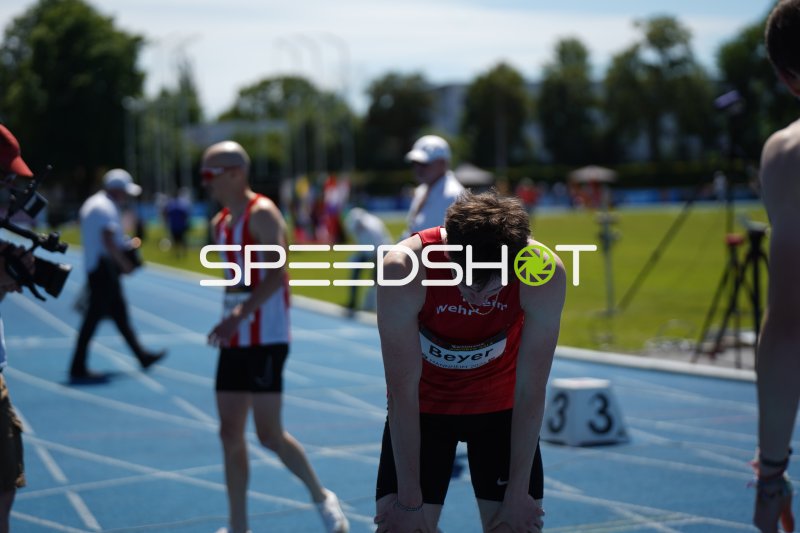 Dennis Beyer (#70) nach dem 400m-Lauf im Michael-Hoffmann-Stadion Mannheim