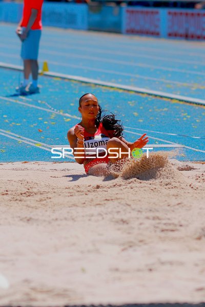 Emily Uzoma (#91) bei der Dreisprung-Landung im Sand