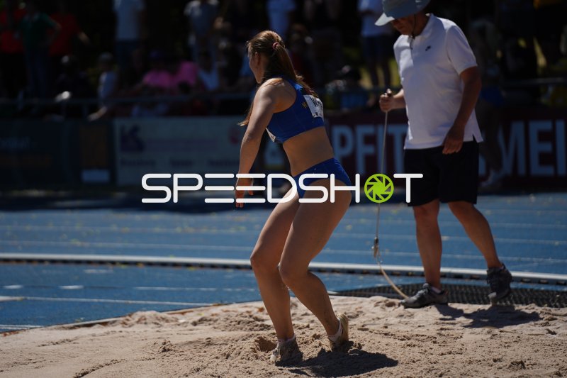 Athletin landet im Sandkasten beim Weitsprung im Michael-Hoffmann-Stadion
