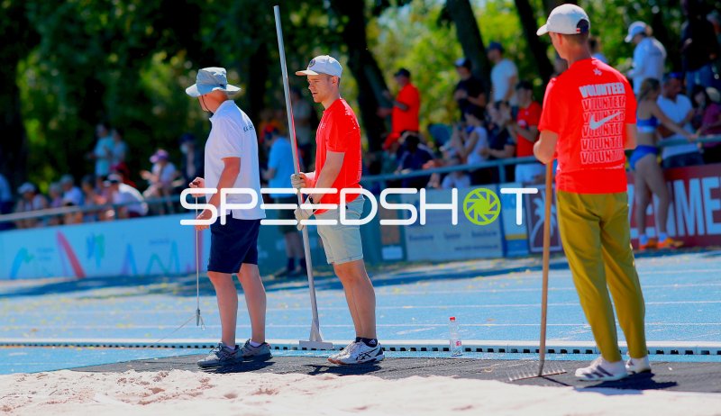 Volunteers im Einsatz am Weitsprung-Sandkasten im Michael-Hoffmann-Stadion