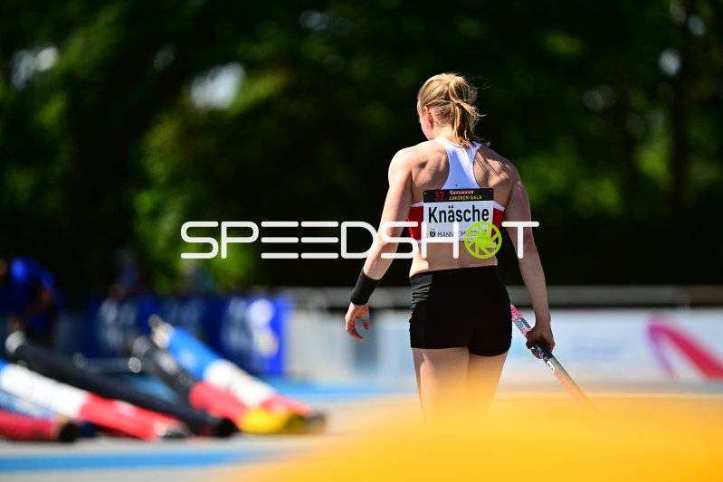 Anjuli Knäsche (#478) beim Stabhochsprung in Mannheim