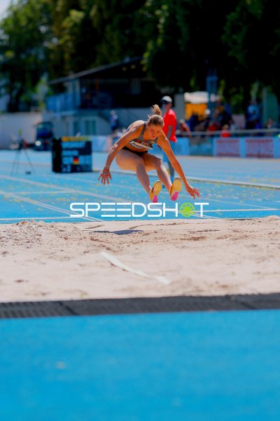 Athletin beim Weitsprung im Michael-Hoffmann-Stadion Mannheim