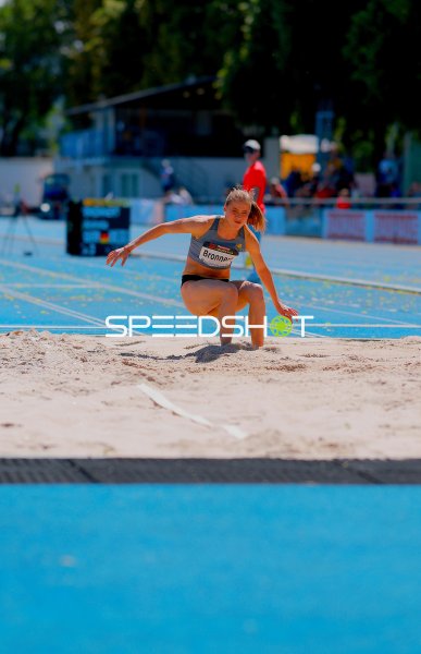 Antonia Bronnert (#386) bei der Dreisprung-Landung im Sand