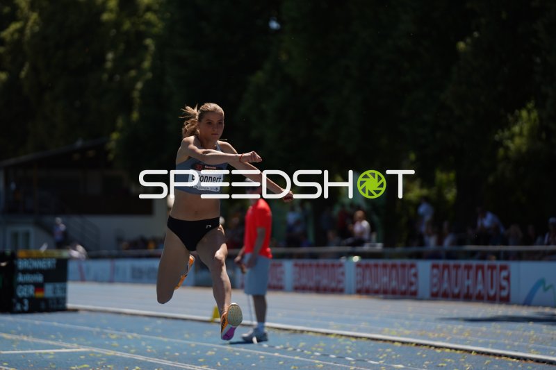 Antonia Bronnert (#386) beim Dreisprung im Michael-Hoffmann-Stadion Mannheim