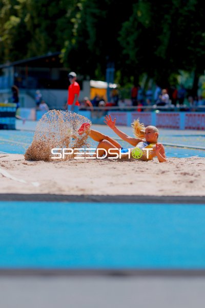 Weitsprung-Athletin landet im Sand beim Leichtathletik-Meeting in Mannheim