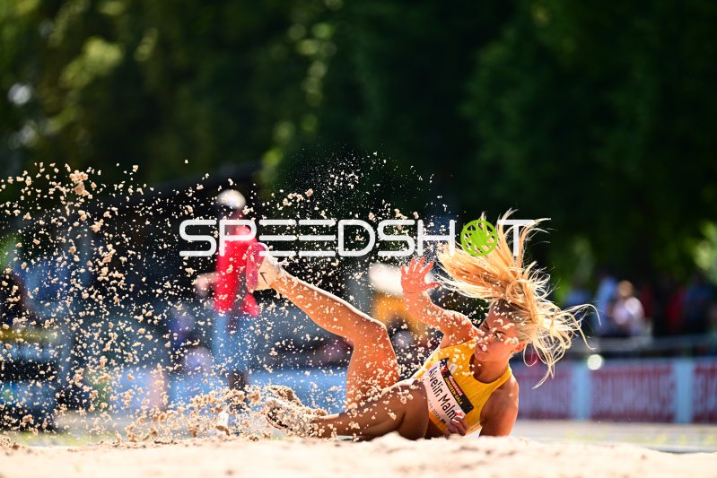 Weitsprung-Landung im Sand beim Meeting in Mannheim