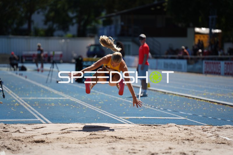 Weitsprung-Athletin der MTG Mannheim im Flug über die Sandgrube