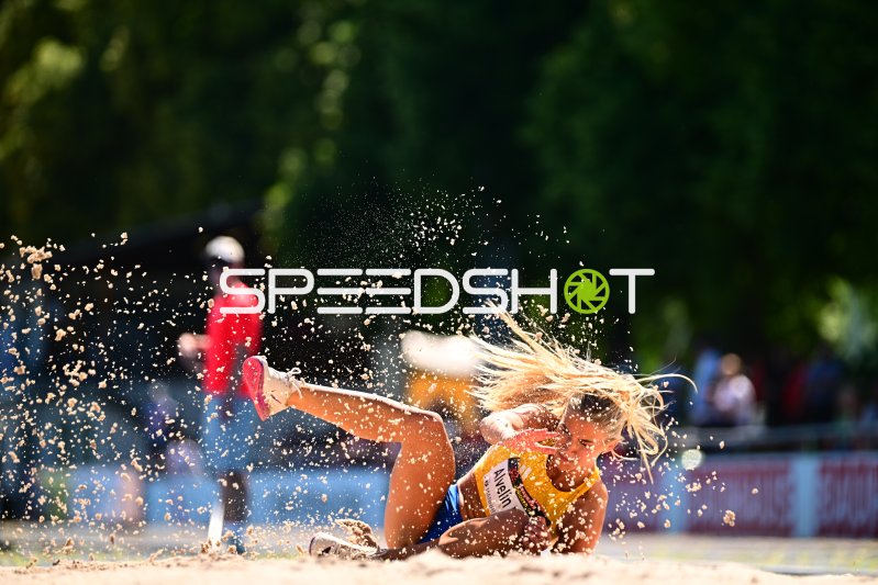 Athletin landet explosiv im Sandkasten beim Weitsprung in Mannheim
