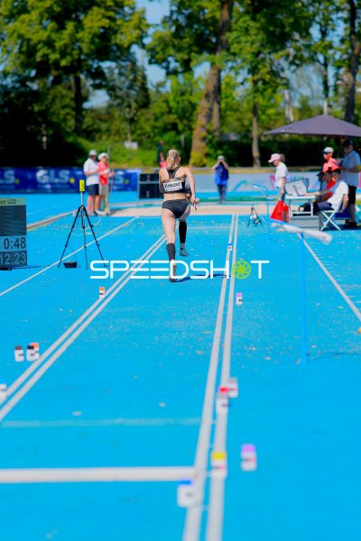Vivienne Kreuzer (#320) beim Dreisprung-Anlauf im Michael-Hoffmann-Stadion
