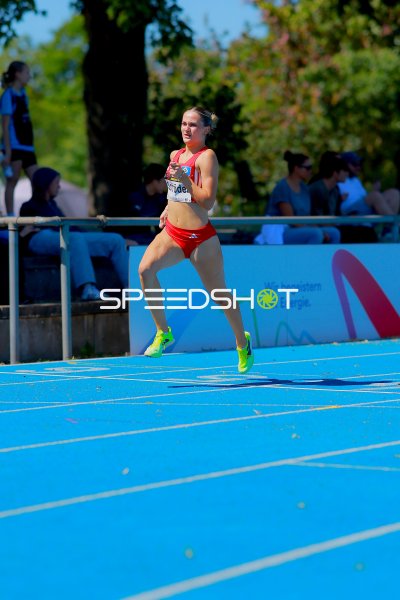 Ida Carlotta Schröder (#84) beim 400m-Lauf im Michael-Hoffmann-Stadion Mannheim