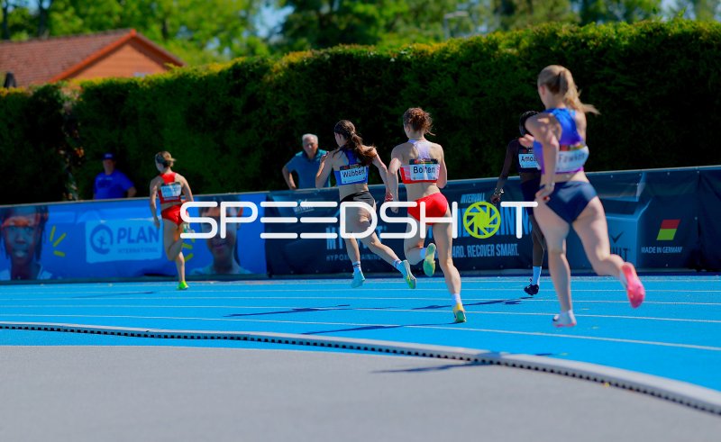 Wübben Mieke (#377) und Bolten Amke (#381) im 400m-Lauf in Mannheim