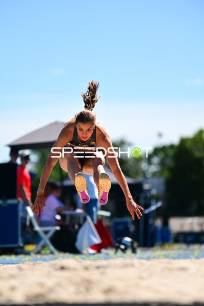 Weitsprung-Athletin beim Flug über die Sandgrube im Michael-Hoffmann-Stadion
