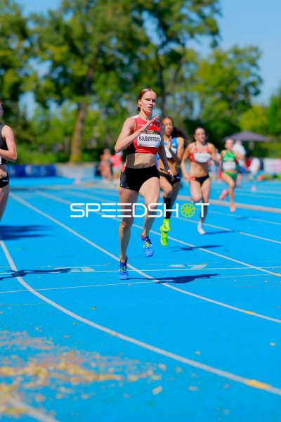 Joelle Hausammann (#318) beim 400m-Lauf im Michael-Hoffmann-Stadion Mannheim