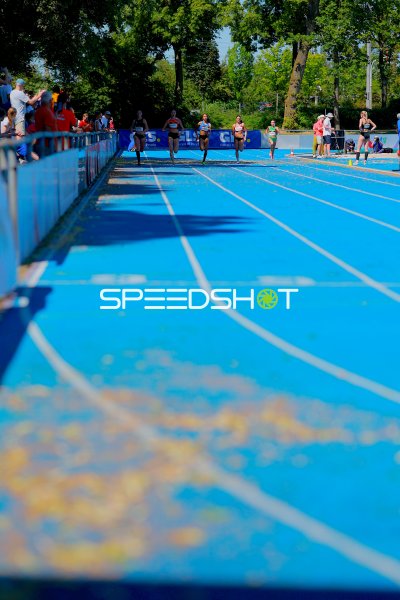 Sprintrennen der Frauen auf der blauen Tartanbahn in Mannheim