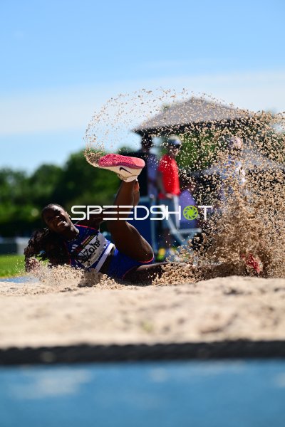 Weitsprung-Landung im Sand beim Meeting in Mannheim