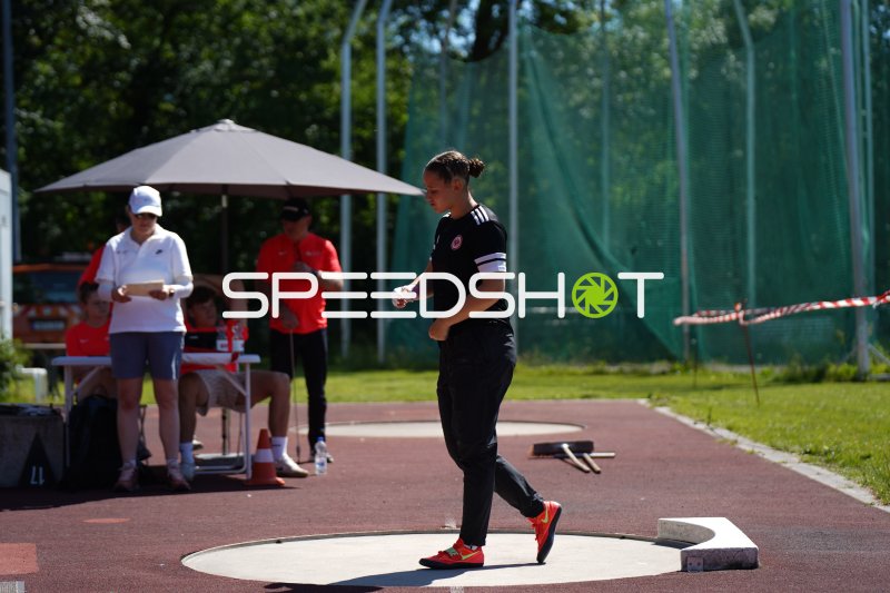 Athletin im Diskuswurf-Kreis beim Wettkampf in Mannheim
