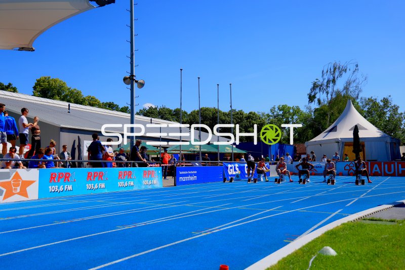 Startaufstellung im Michael-Hoffmann-Stadion Mannheim bei Leichtathletik-Wettkampf