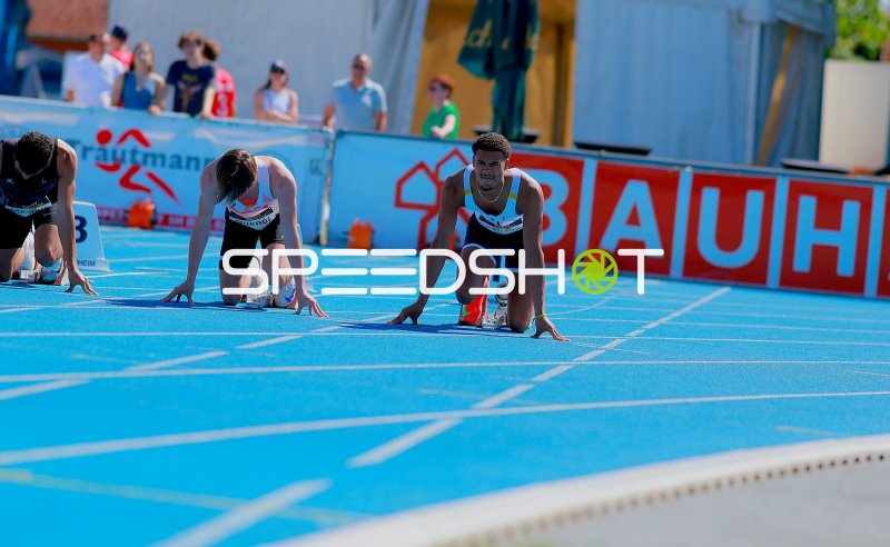 Sprinter in den Startblöcken beim Sprint im Michael-Hoffmann-Stadion Mannheim