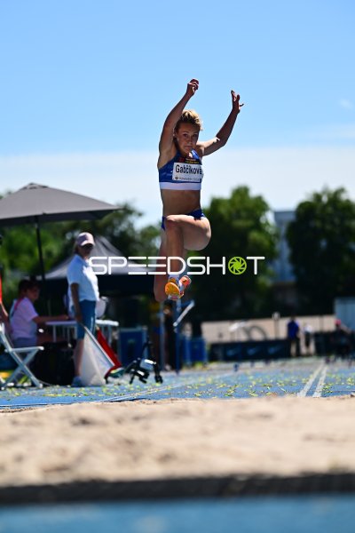 Nela Gabčíková beim Dreisprung im Michael-Hoffmann-Stadion Mannheim