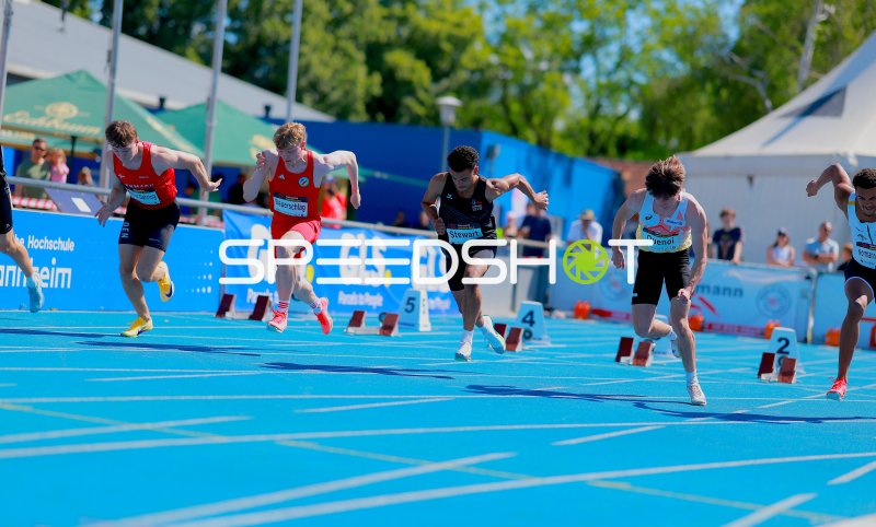 Sprintrennen im Michael-Hoffmann-Stadion Mannheim mit mehreren Athleten