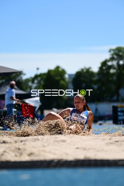 Maja Witte beim Dreisprung im Sandkasten in Mannheim