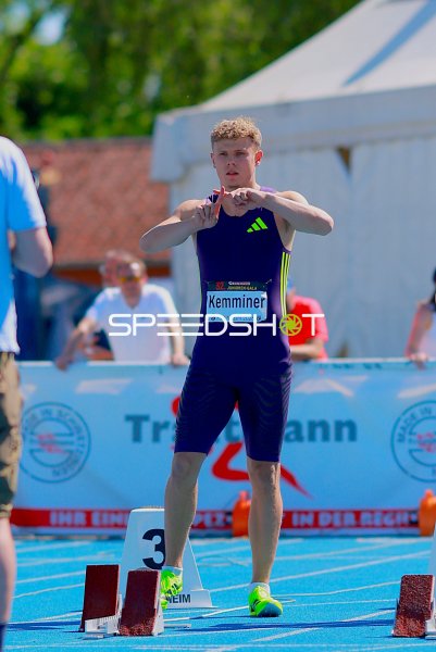 Jakob Kemminer beim Aufwärmen an den Startblöcken in Mannheim