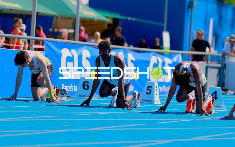 Akira Eghagha in den Startblöcken beim 100m-Sprint in Mannheim