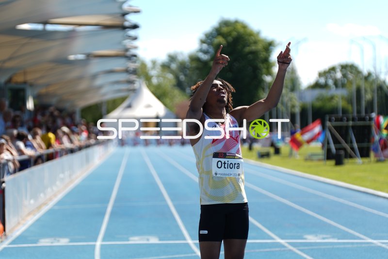 Bright Otiora (#116) jubelt nach seinem Lauf bei der 32. Junioren-Gala Mannheim