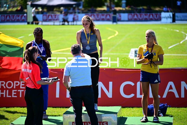Antonia Bronnert bei der Siegerehrung im Michael-Hoffmann-Stadion Mannheim