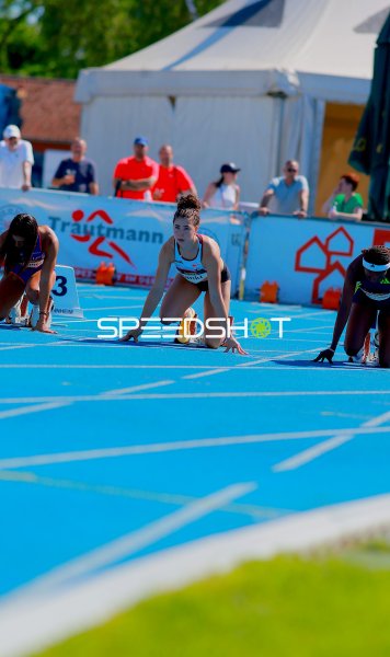 Timea Rankl (#326) beim Start eines Sprints im Michael-Hoffmann-Stadion Mannheim