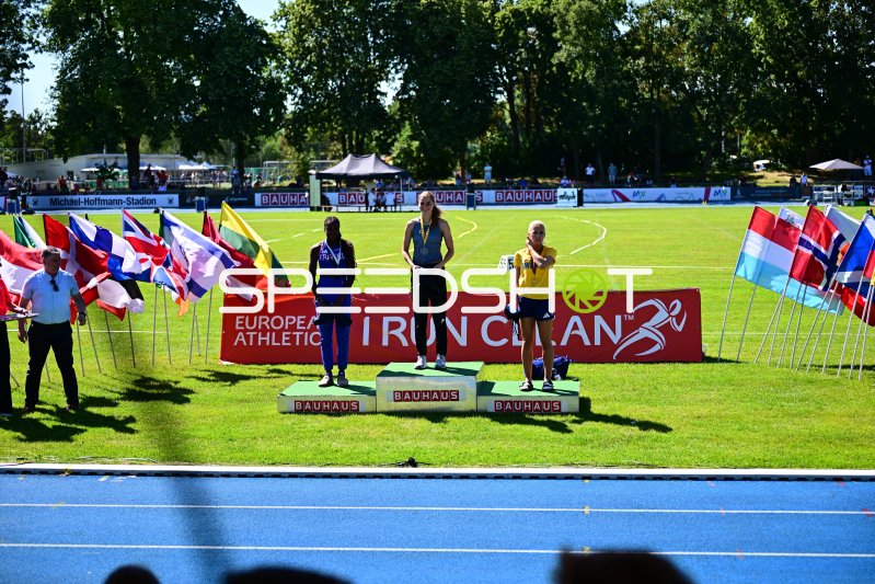 Antonia Bronnert bei der Siegerehrung im Michael-Hoffmann-Stadion Mannheim